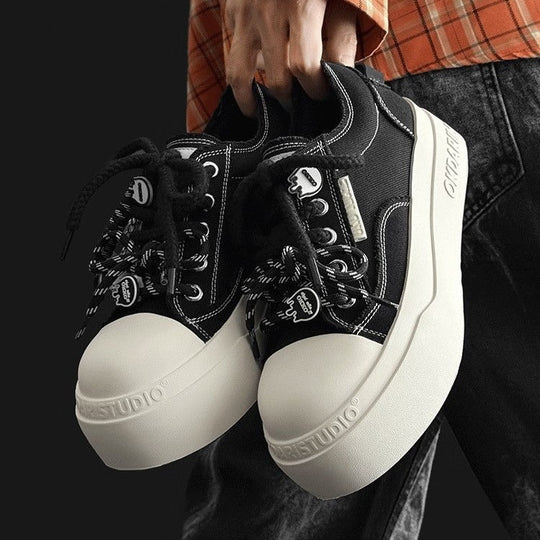 Damen Sneakers mit einem einzigartigen Schnürsystem und dämpfender Gummisohle EB