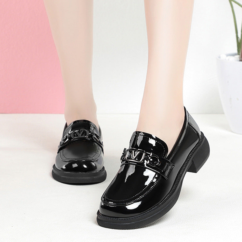 Damen Elegante Lack-Mokassins mit modischem Schmuckdetail EB