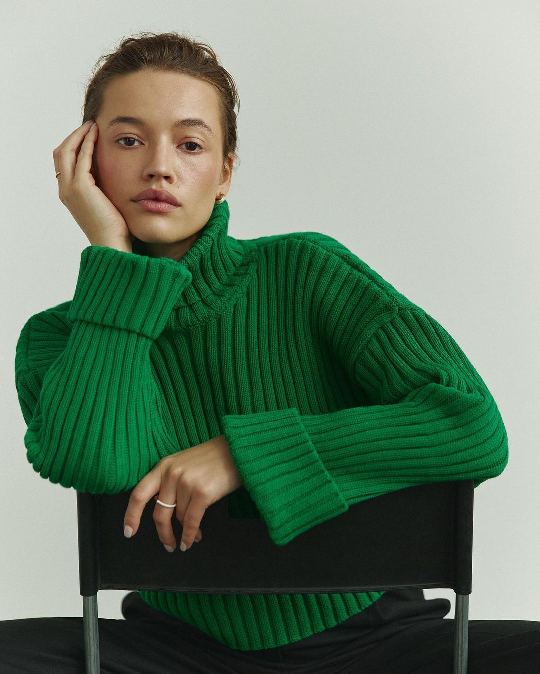 Damen Chunky Strickpullover mit hohem Kragen und Rippstruktur EB