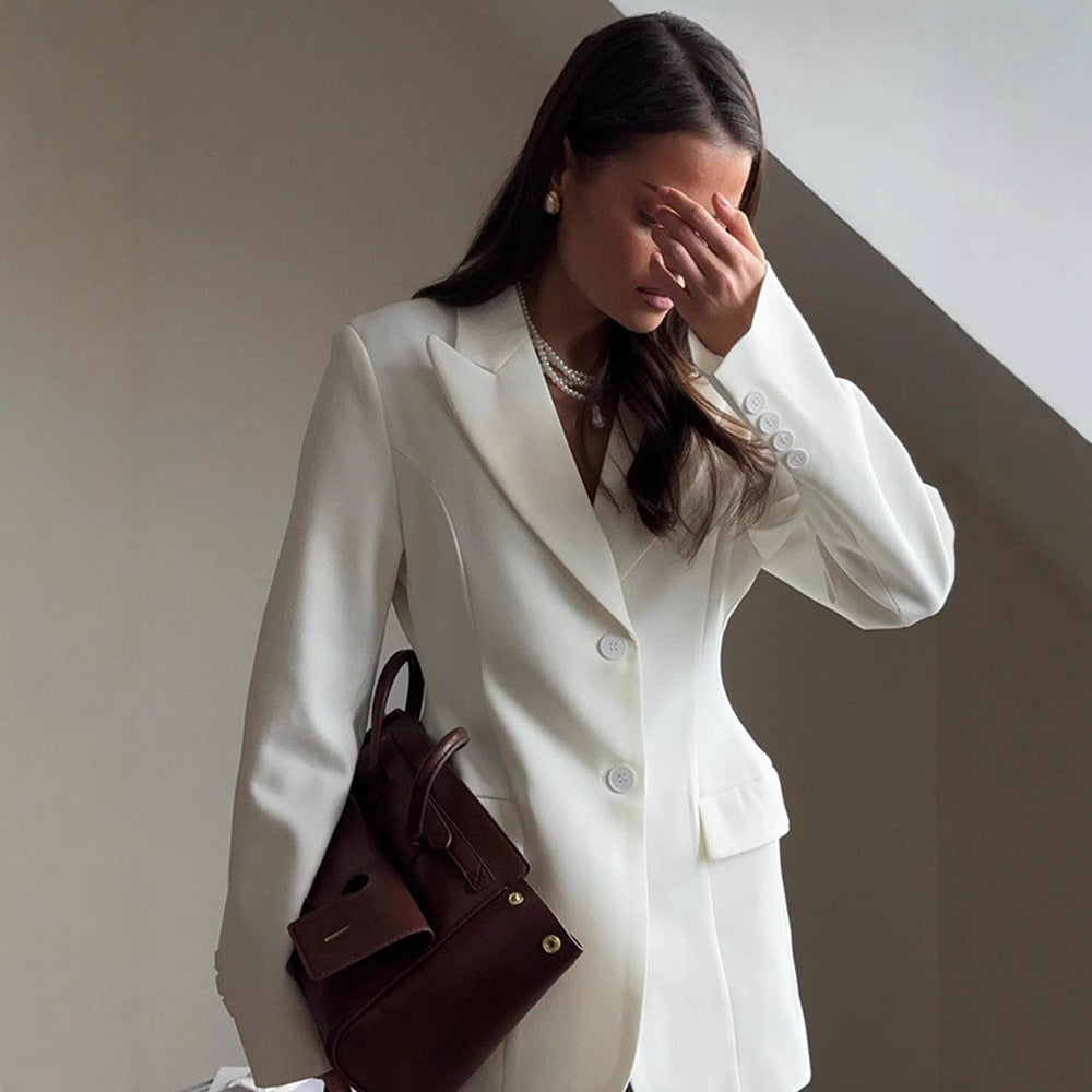 Damen Eleganter Blazer mit tailliertem Schnitt und modernen Details EB