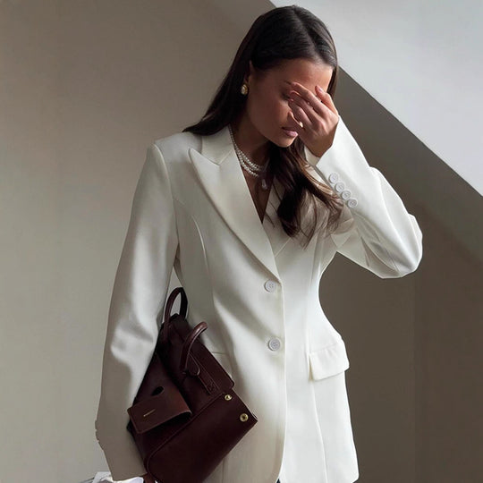 Damen Eleganter Blazer mit tailliertem Schnitt und modernen Details EB