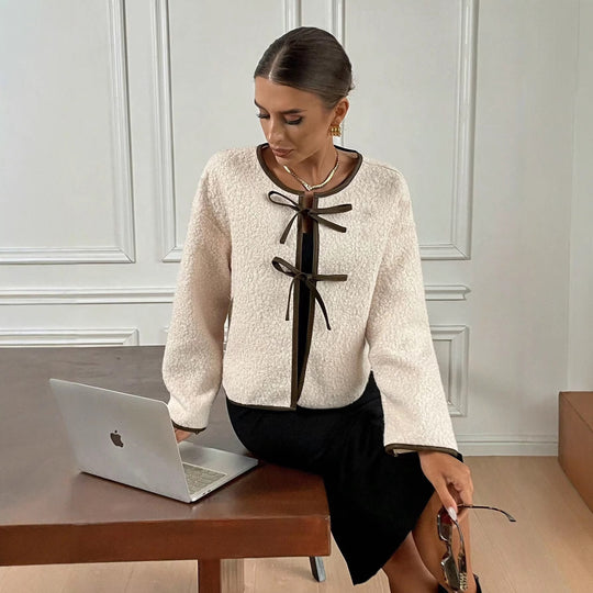 Damen Kuschelige Fleecejacke mit dekorativer Schnürung und praktischen Taschen EB