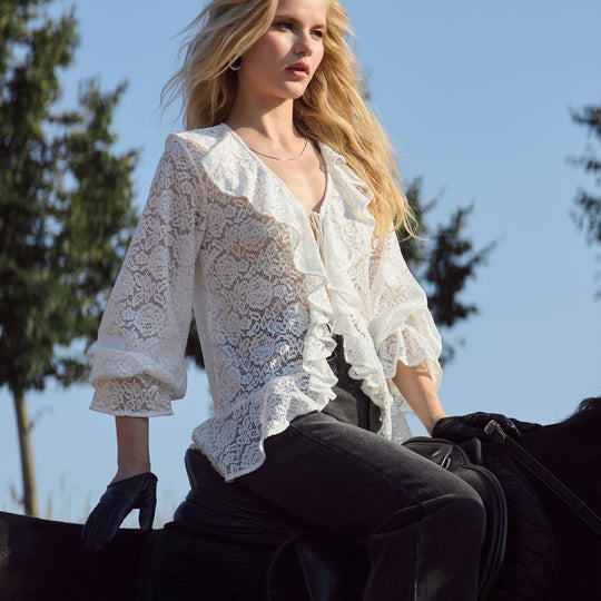 Damen Bluse mit voluminösen Rüschen und feiner Spitze EB