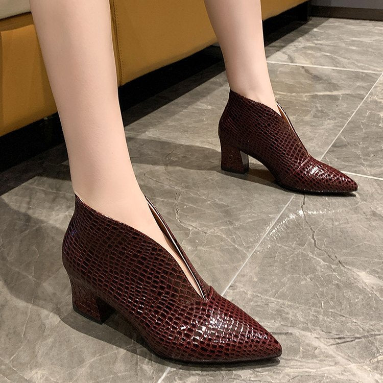 Damen elegante Stiefeletten mit spitz zulaufendem Design und glänzender Krokodilprägung EB