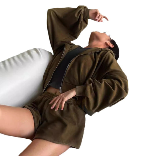 Damen oversized Cropped-Zip-Hoodie mit voluminösen Ballonärmeln und elastischer High‑Waist Loungeboxer-Shorts Eichborn Berlin