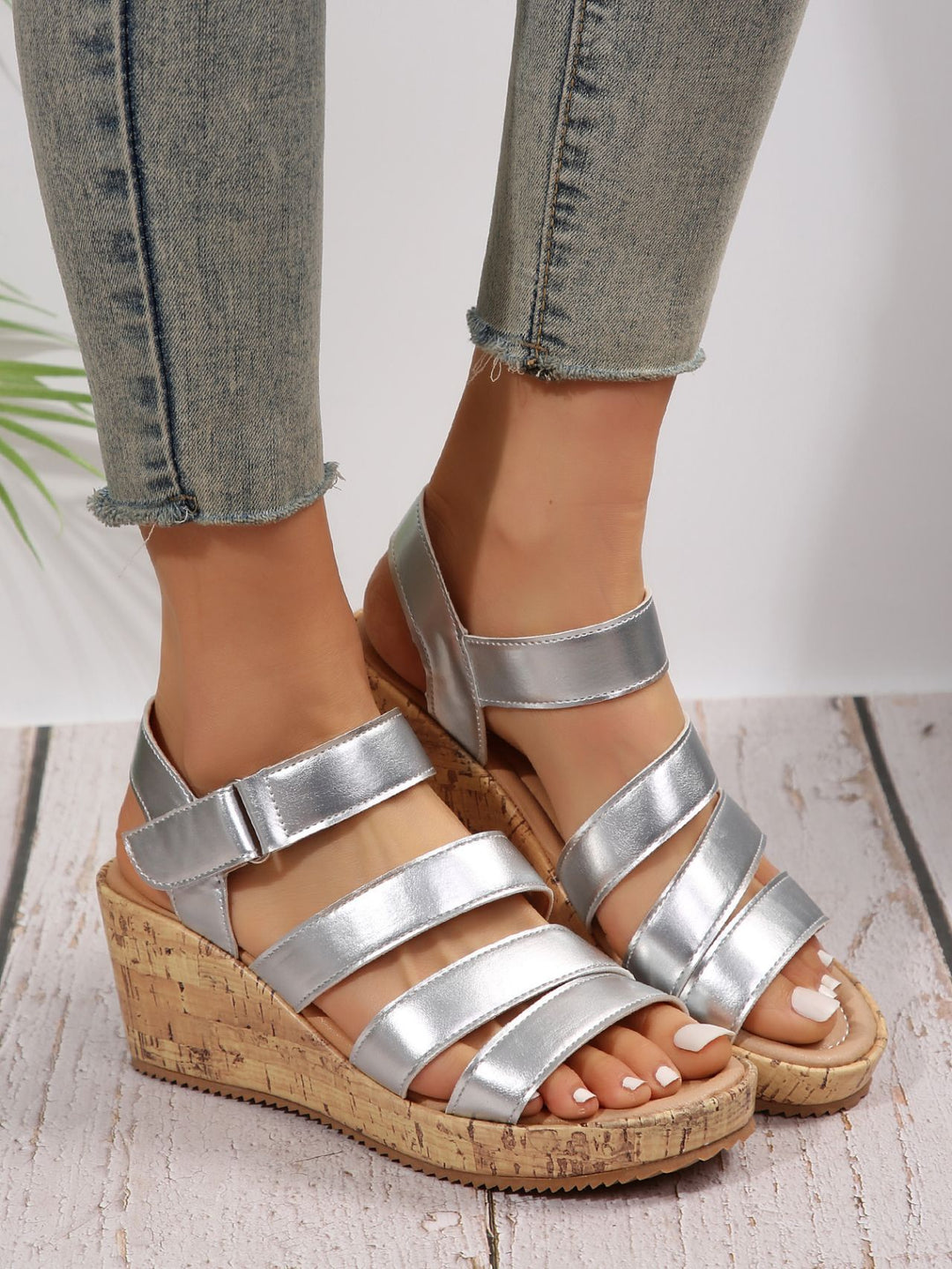 Damen Wedge-Sandalen mit dekorativen Riemen und Korksohle EB