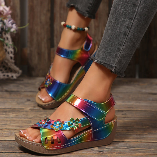 Damen Plateau-Sandalen mit floralen Akzenten und buntem Design EB