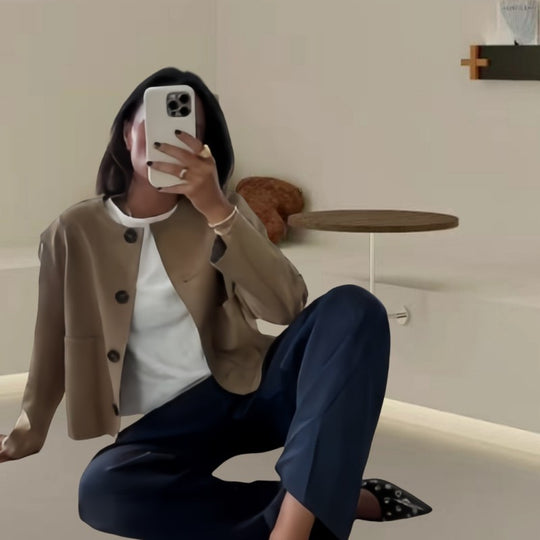 Damen modische Kurzjacke mit eleganten Knopfdetails und praktischen Taschen EB