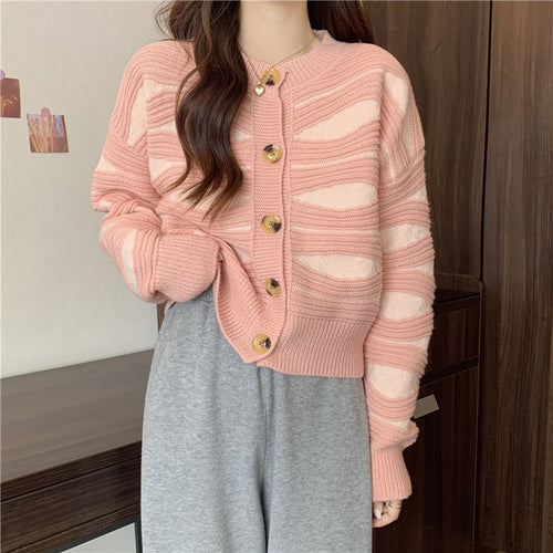 Damen Strickjacke mit einzigartigem Wellenmuster und goldenen Knöpfen EB