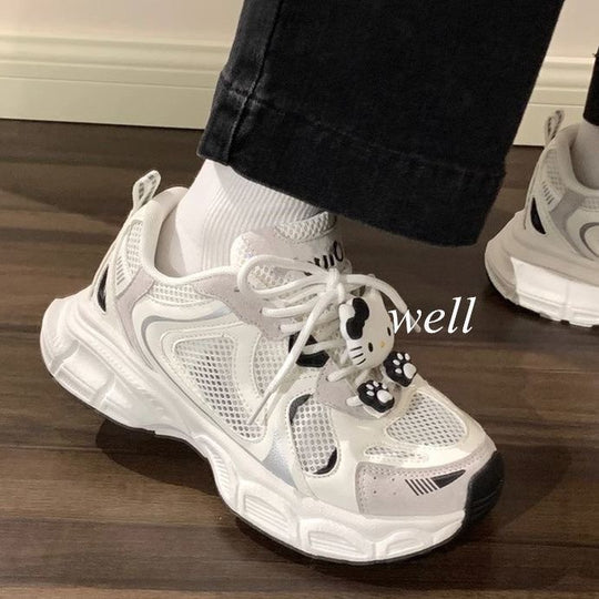 Damen Sport Sneakers mit einzigartigen Hello Kitty Ornamenten EB