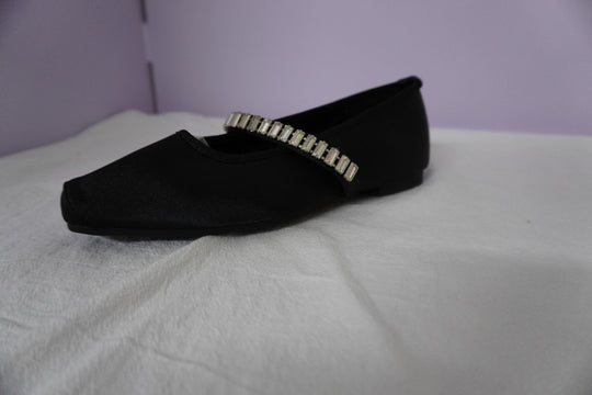 Damen Ballerina-Schuhe mit glanzvollem Obermaterial und bezauberndem Riemen EB