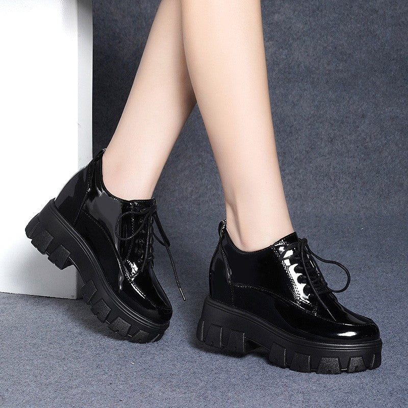 Damen Plateausneaker mit glänzender Oberfläche und robustem Sohlenprofil EB
