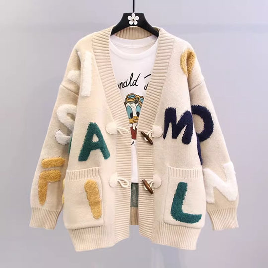 Damen Strickjacke mit buntem Buchstabenmotiv und praktischen Taschen EB