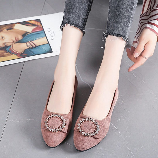 Damen nan elegante Veloursoptik-Ballerinas mit dekorativer Schmuckbrosche und kleinem Blockabsatz EB