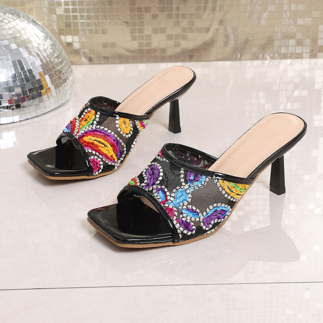 Damen Modische Sandaletten mit buntem Stickdesign und elegantem Schaft EB