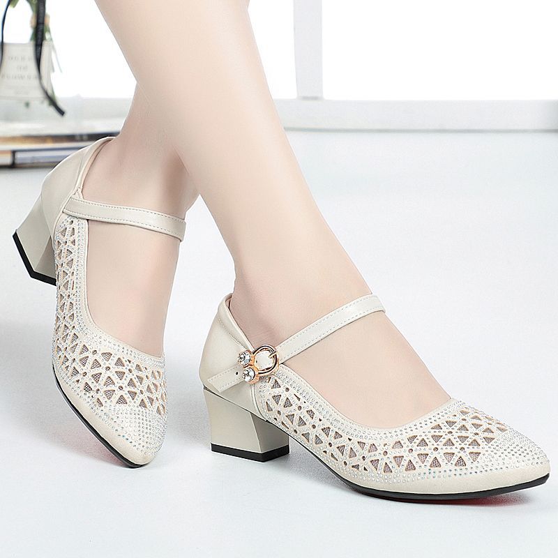 Damen Elegante Pumps mit kunstvollem Riemen und filigranem Detail EB