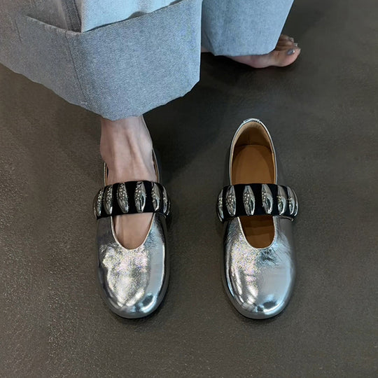 Damen komfortable Ballerinas mit glänzender Oberfläche und dekorativem Riemen EB