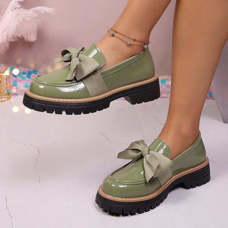 Damen  Lack-Optik Loafer mit massiver Profilsohle und großer Stoffschleife EB