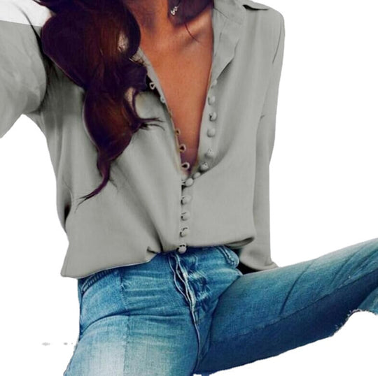 Damen nan seidige V-Bluse mit verdeckter Stoffknopfleiste und legerer Passform EB