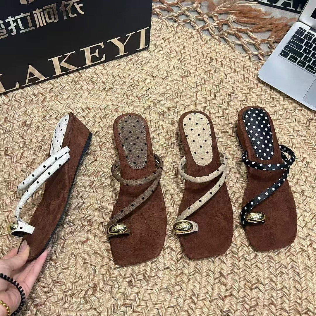 Damen Modische Zehentrenner-Sandalen mit dekorativen Riemen und ergonomischem Fußbett EB