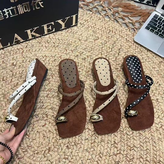 Damen Modische Zehentrenner-Sandalen mit dekorativen Riemen und ergonomischem Fußbett EB