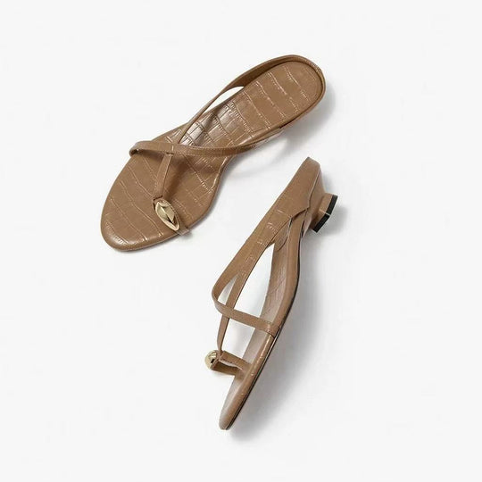 Damen Elegante Zehentrenner-Sandalen mit modischem Riemendesign und goldfarbenen Akzenten EB