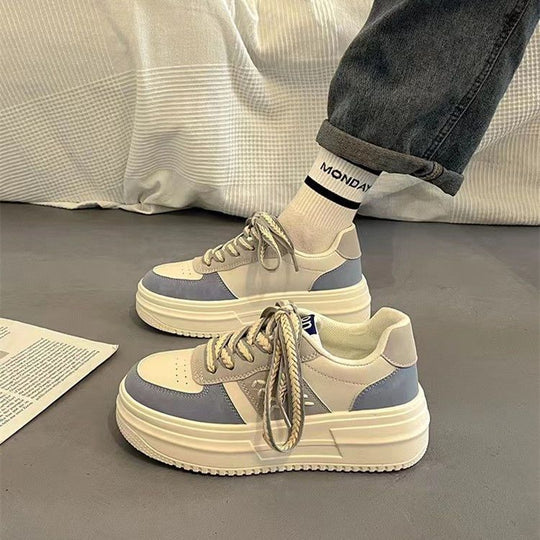 Damen Sportliche Plateausneaker mit kontrastierendem Obermaterial und innovativem Schnürsystem EB