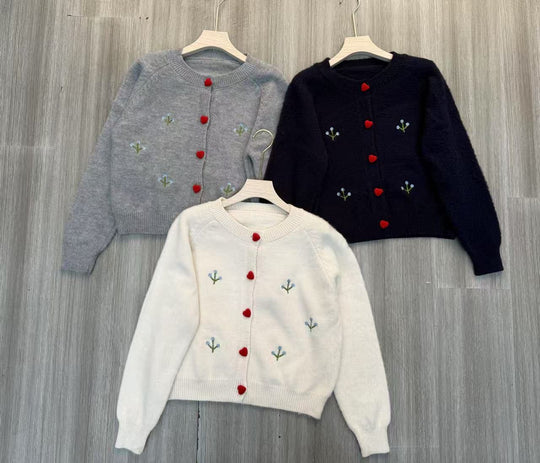 Damen kuscheliger Strickjacke mit Herzen und Blumenstickerei EB