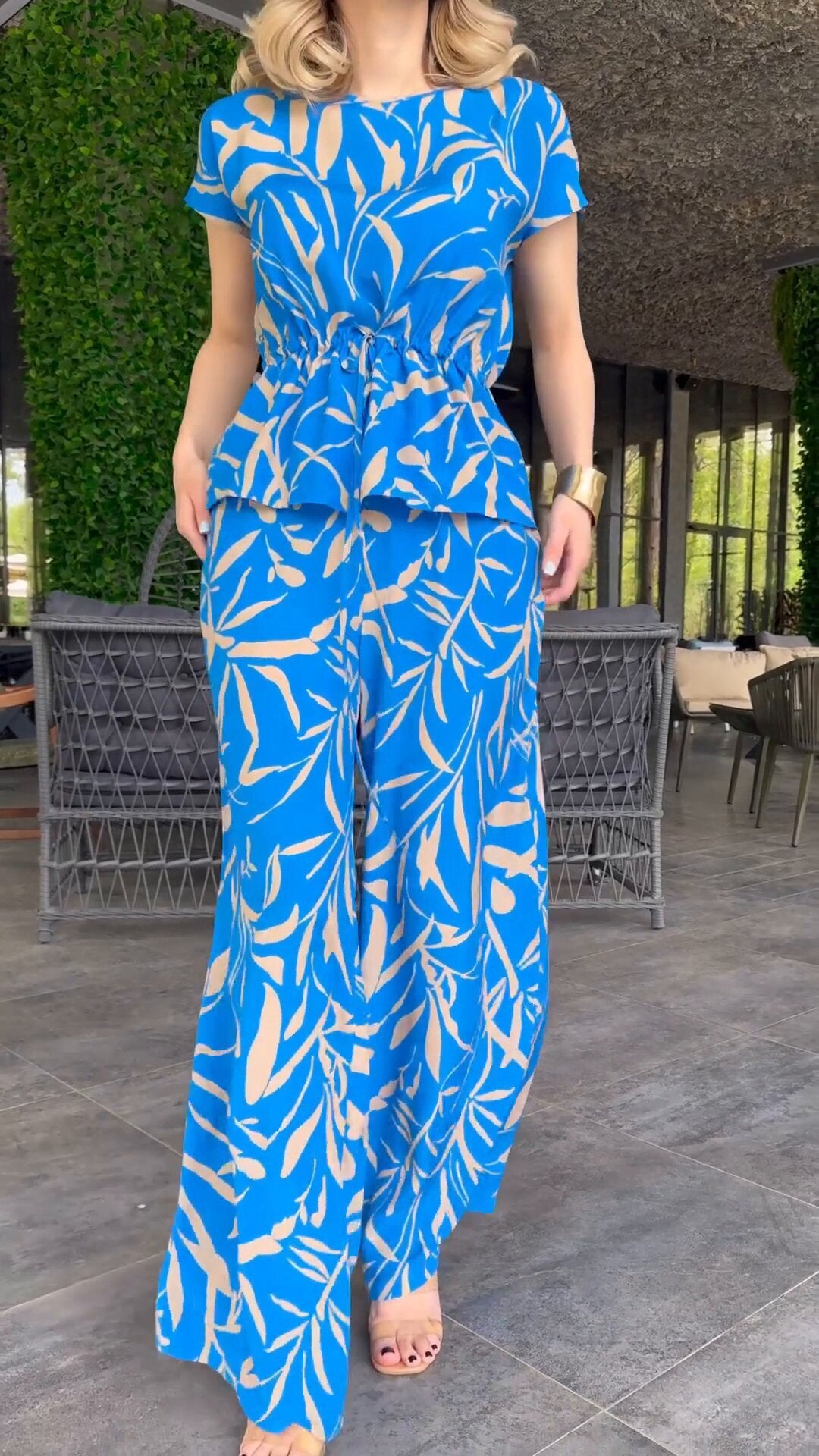 Damen Flowing Jumpsuit mit floralem Design und elastischer Taillierung EB