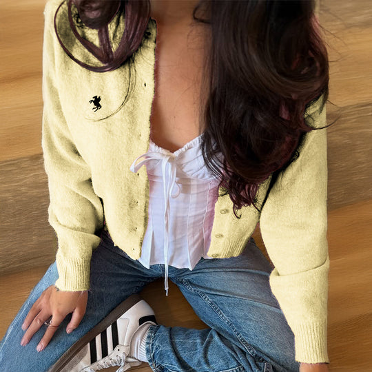 Damen nan kurze Feinstrick‑Strickjacke mit Perlmuttknöpfen, Rundhalsausschnitt und zierlichem Pferde‑Stick EB