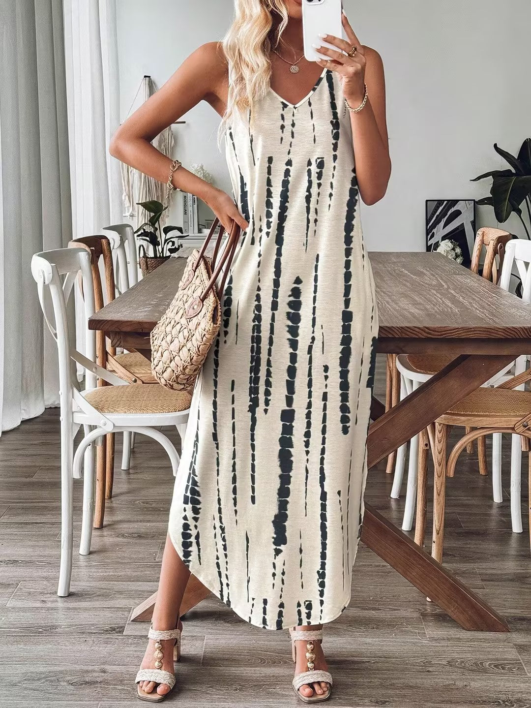 Damen Maxikleid mit feinem V-Ausschnitt und gestreiftem Design EB