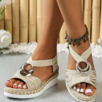 Damen Espadrille-Keil-Sandalen mit geflochtener Bastsohle, elastischem Slingback und großem Metallornament EB