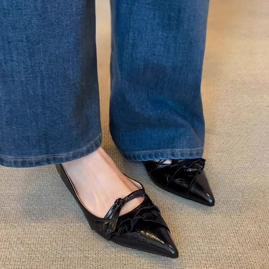 Damen elegante Spitzer Pumps mit Rüschen und dekorativem Riemen EB