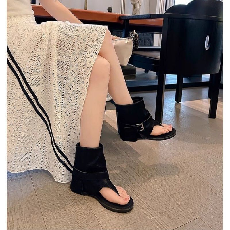 Damen Ankle-Cuff Zehensteg-Sandale mit weitem Schaft und verstellbarem Schnallenriemen EB
