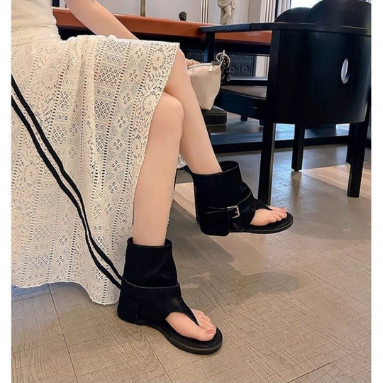Damen Ankle-Cuff Zehensteg-Sandale mit weitem Schaft und verstellbarem Schnallenriemen EB