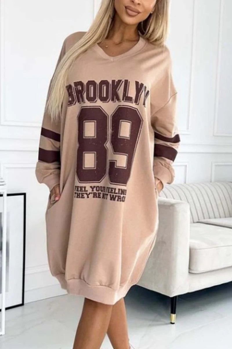 Damen lässiges oversized Sportkleid mit V-Ausschnitt und kontrastierenden Ärmeln EB