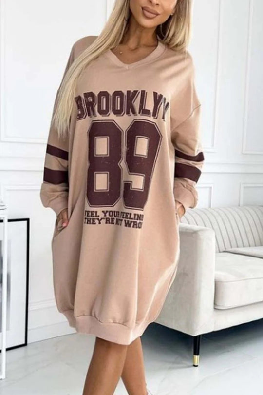 Damen lässiges oversized Sportkleid mit V-Ausschnitt und kontrastierenden Ärmeln EB