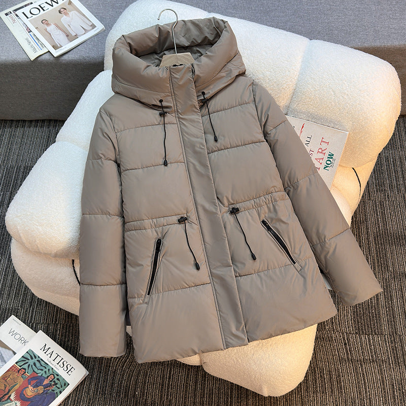 Damen nan kurze wattierte Kapuzenjacke mit hohem Stehkragen, Kordelzug und diagonalem Reißverschlusstaschen-Design EB