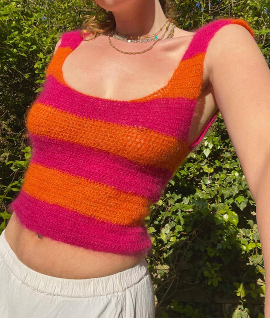 Damen gestricktes Crop-Top mit buntem Streifenmuster und weitem Rundhalsausschnitt EB