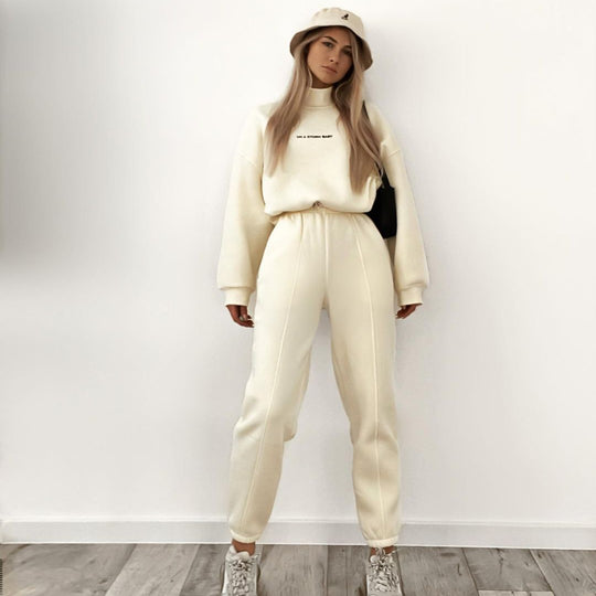 Damen Sportliches Set mit hochgeschlossenem Sweatshirt und elastischen Hosen EB