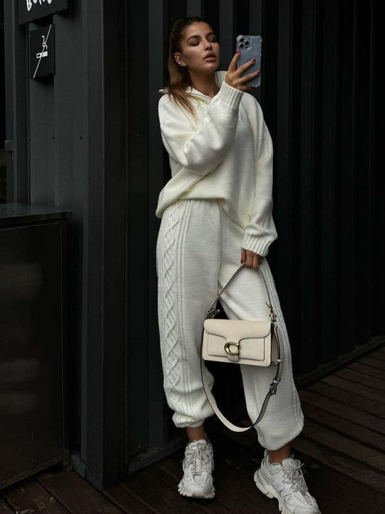 Damen Strick-Relax-Set mit halbem Reißverschluss, Oversize-Pullover und hochtaillierter Zopfmuster-Hose Eichborn Berlin
