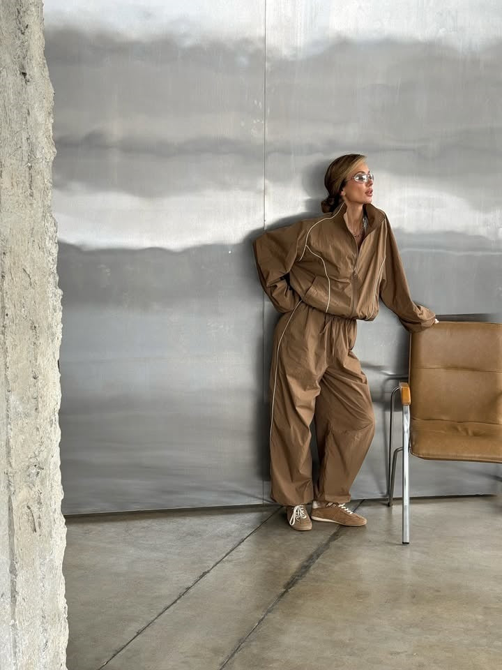 Damen leichter Windbreaker-Zweiteiler mit Stehkragen, durchgehender Reißverschluss, kontrastierender Kedernaht und weiter Palazzo-Hose Eichborn Berlin