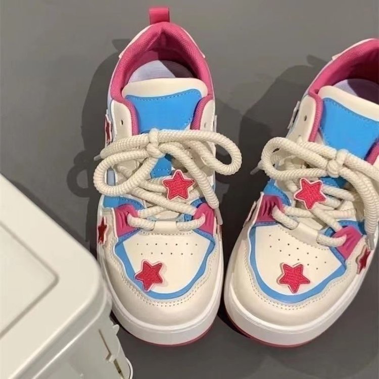 Damen verspielte Sneakers mit bunten Stern-Applikationen und komfortablem Dämpfungssystem EB
