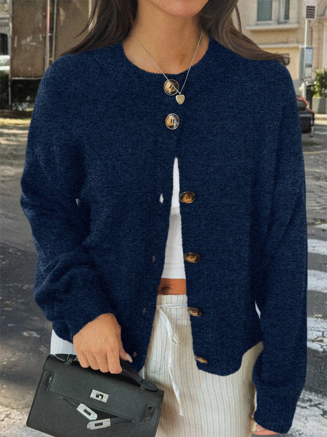 Damen nan kuscheliger Oversize-Strickcardigan mit Hornknopf-Leiste und Rundhalsausschnitt EB