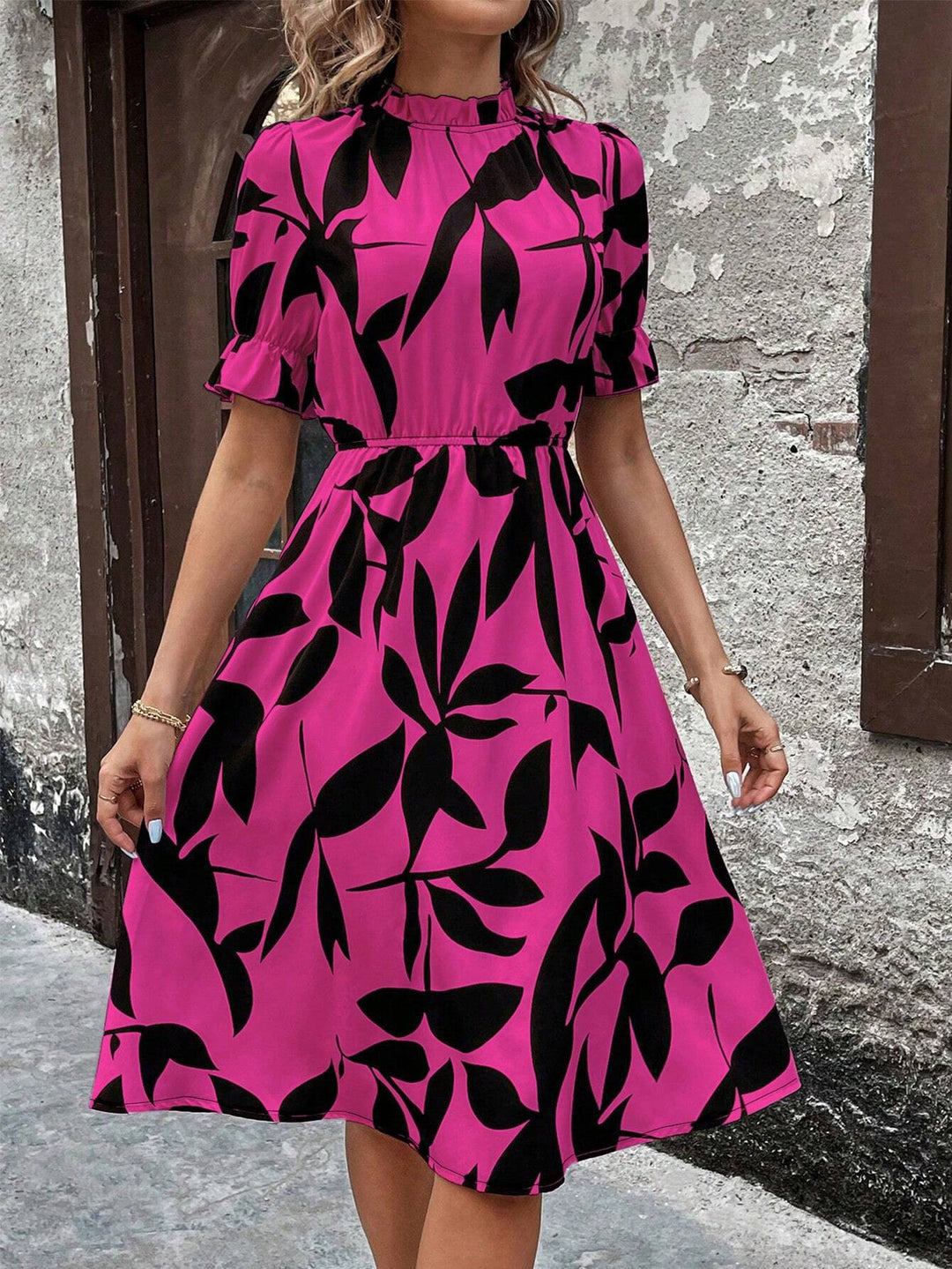 EB | Kleid mit Rundhalsausschnitt und Rüschen