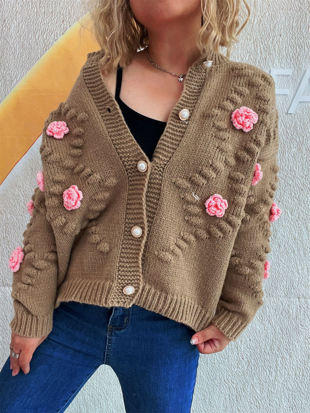 Damen Strickjacke mit floralen Applikationen und komfortablem Schnitt EB