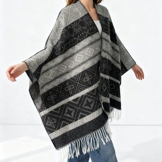 Damen Überwurfcape mit Jacquard‑Strick, V‑Ausschnitt und Fransensaum EB