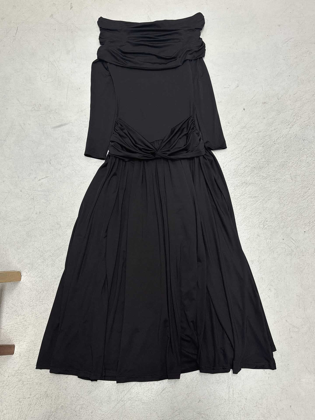 Damen Elegantes Langkleid mit gekreuztem Tailleneinsatz und schulterfreiem Ausschnitt EB