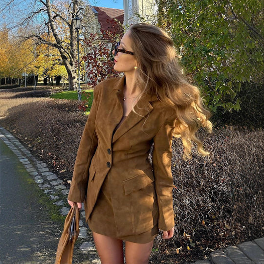 Damen modischer Blazer mit passendem Rock EB