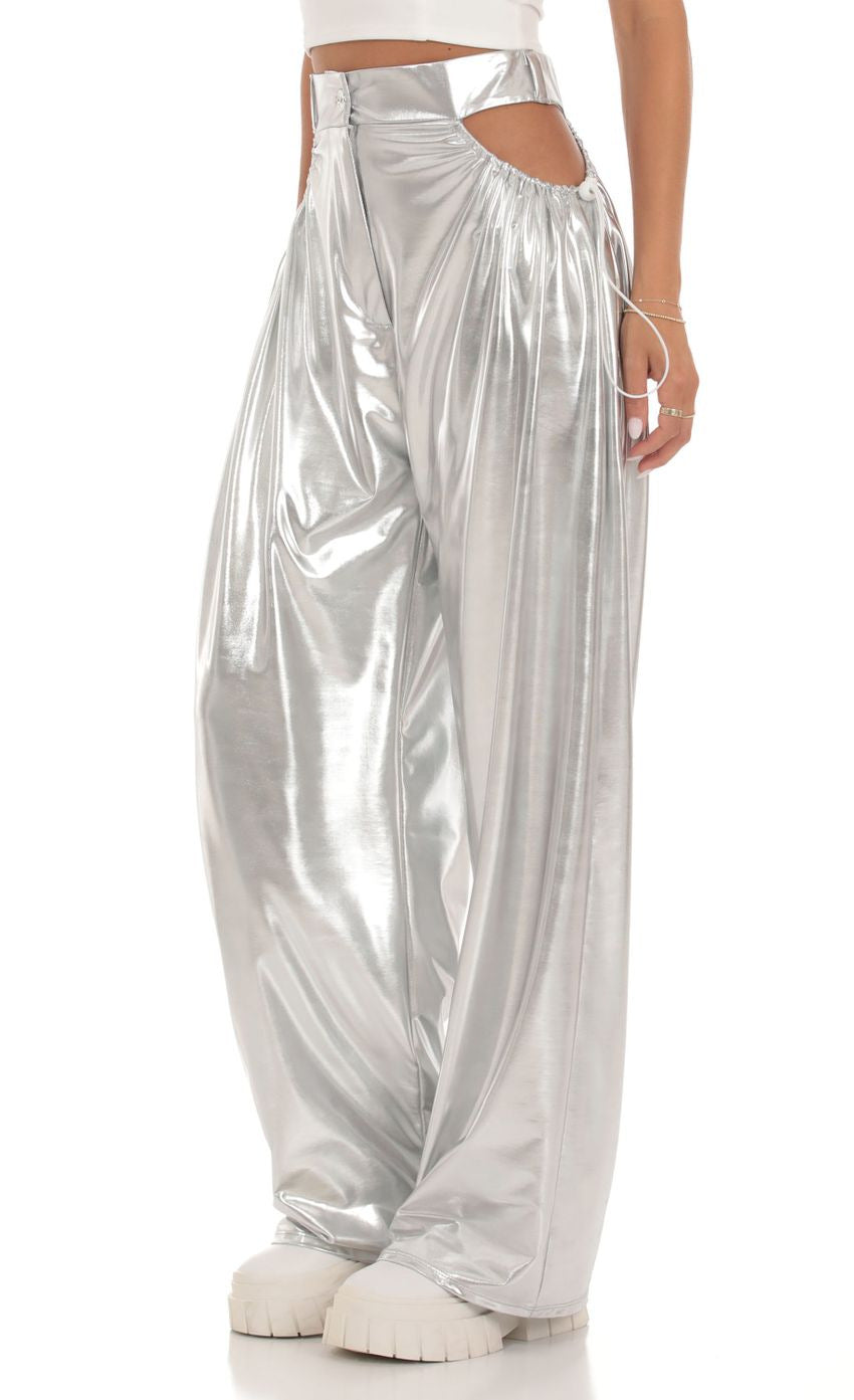 Damen High-Waist Baggy-Hose mit Cut-Out-Details und glänzendem Finish EB
